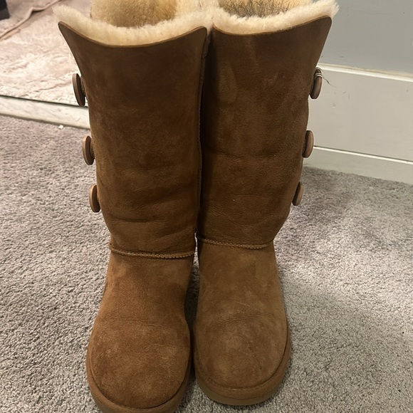 UGG TALL BAILEY BOTTON IN CHESTNUT SIZE 8 GREAT CONDITION - Picture 2 of 2